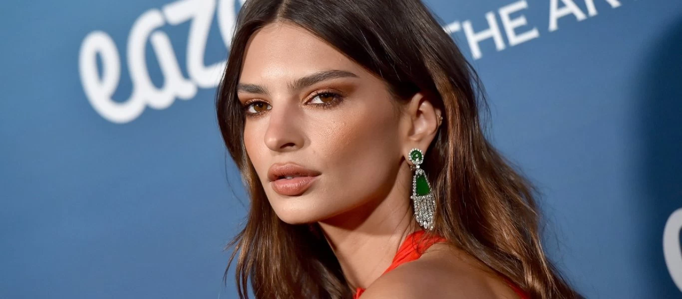 Bomb: H Emily Ratajkowski...γuμνή στον καναπέ του σπιτιού της (φωτο)